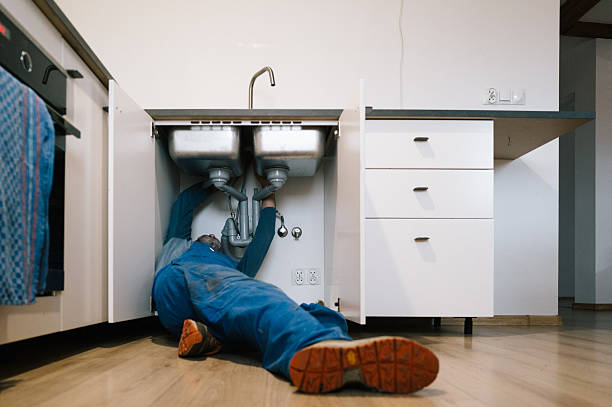 Professional Emergency Plumber technician working in Mesa, WA